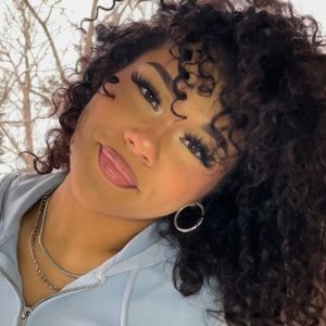 Meet your Posher, Kiana